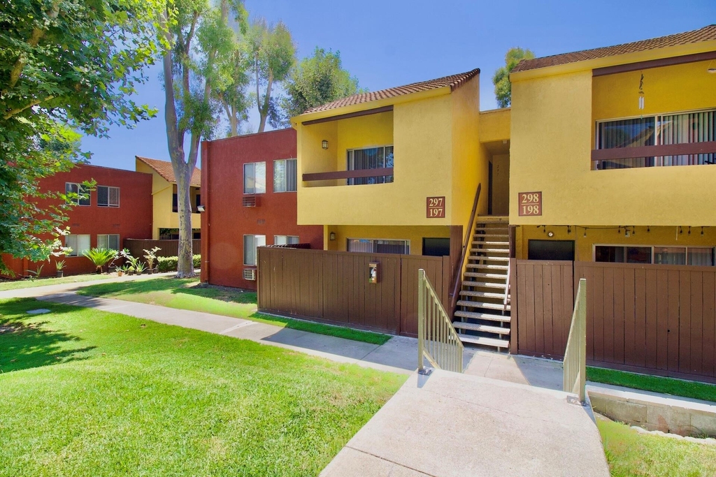 2600 S Azusa Ave - Photo 3