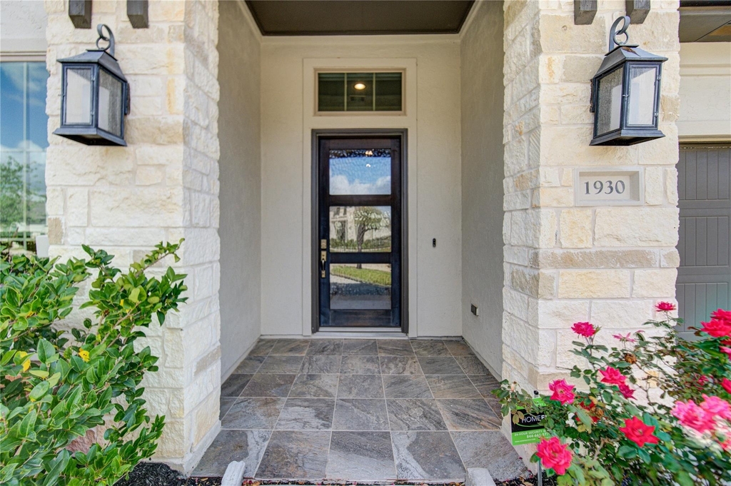 1930 Creekwood Cove - Photo 2