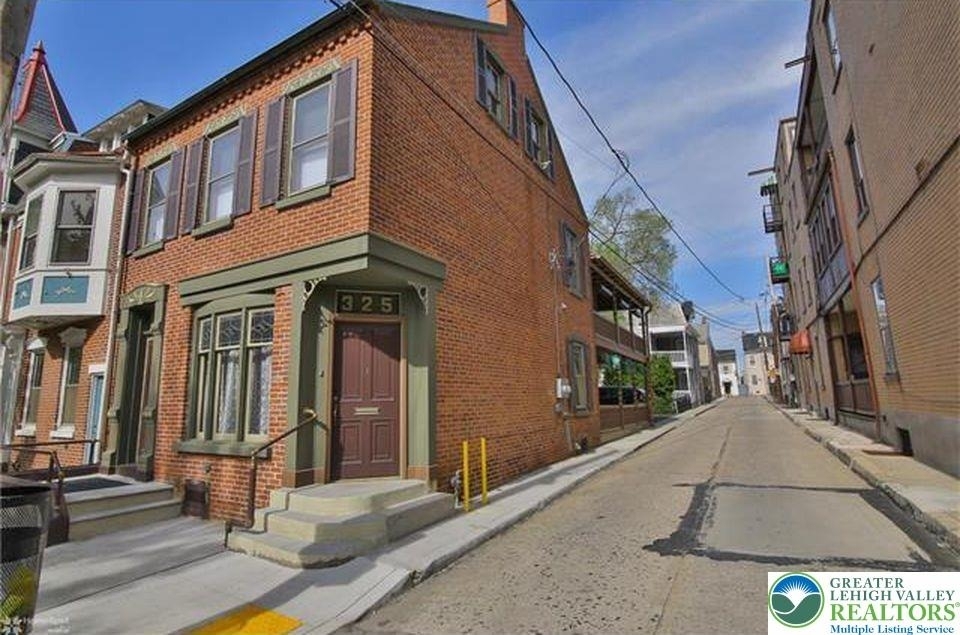 325 N 8th Street - Photo 1