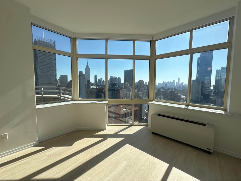 West 42nd Street - Photo 0