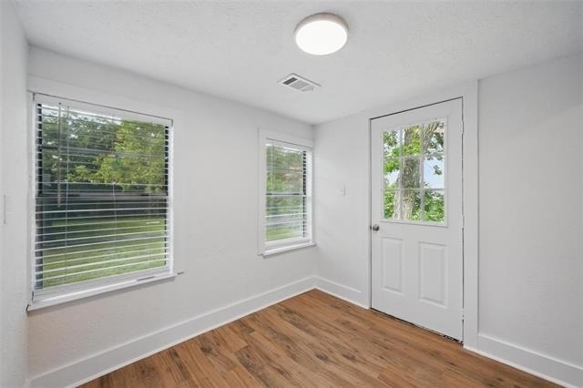 908 E Houston Street - Photo 1