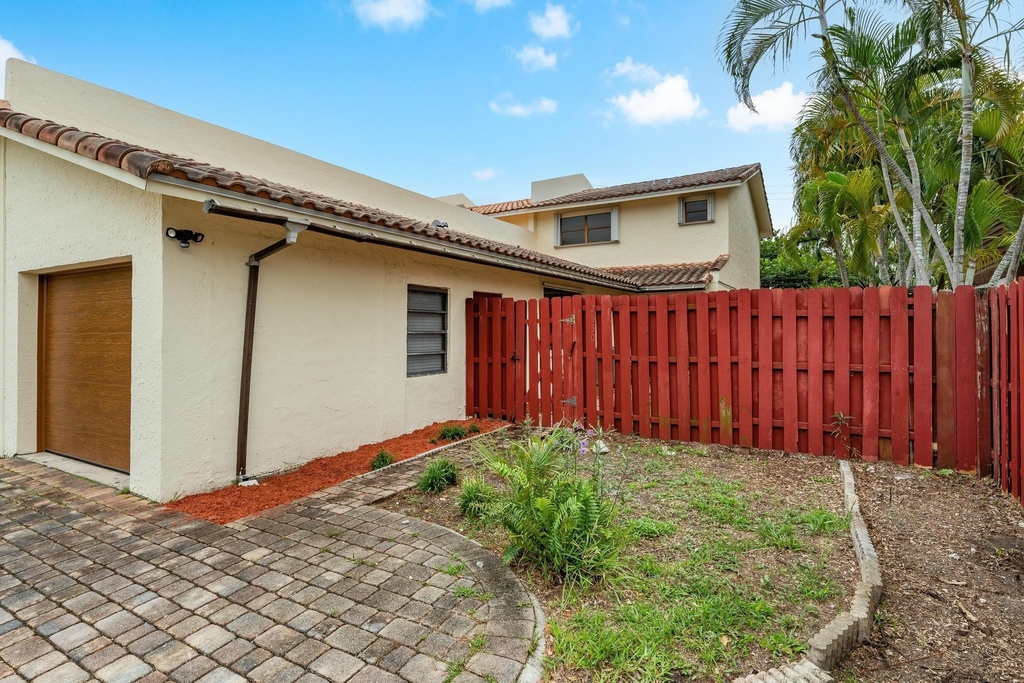 2530 Ne 9th Street - Photo 4