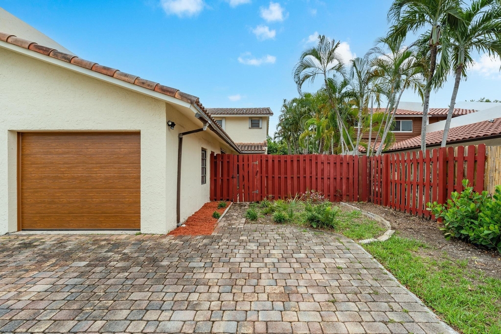 2530 Ne 9th Street - Photo 3