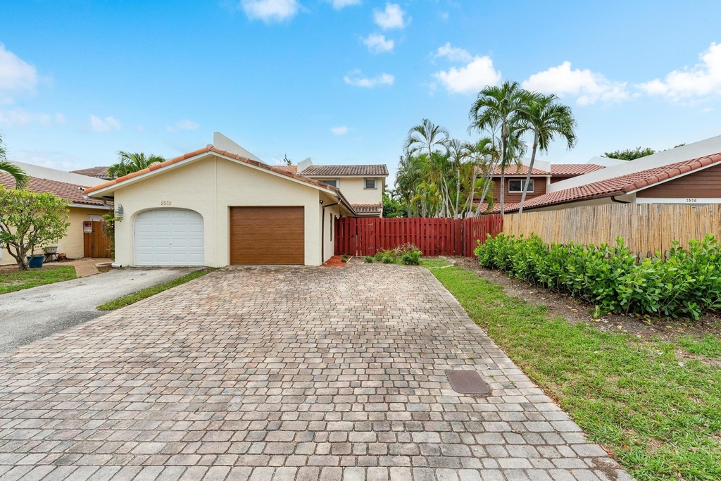 2530 Ne 9th Street - Photo 1