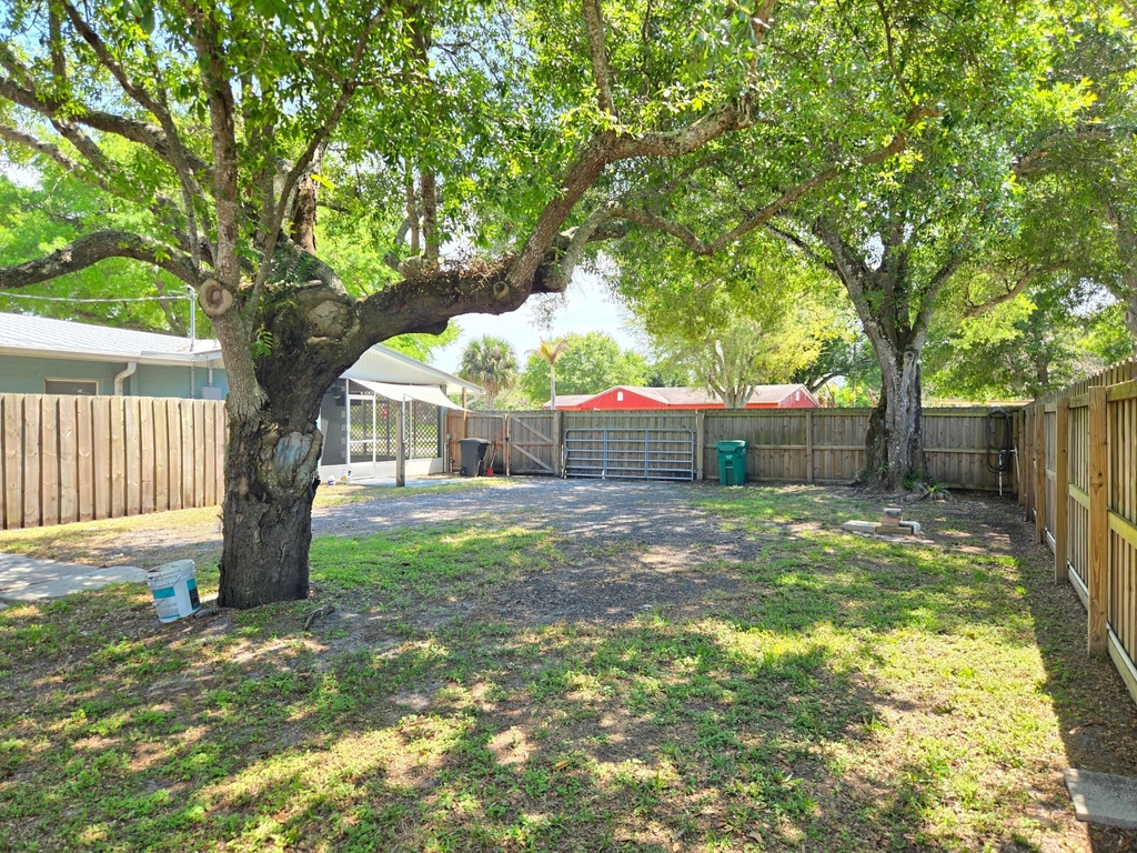 330 Barraclough Street - Photo 2