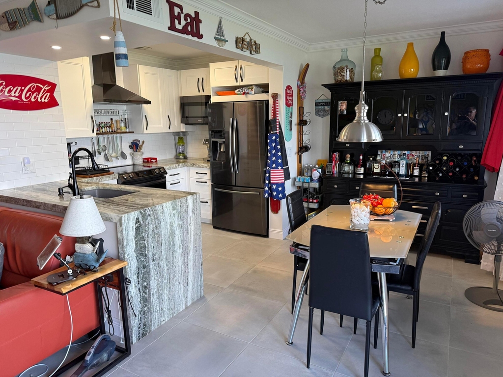 1201 S Riverside Drive - Photo 2