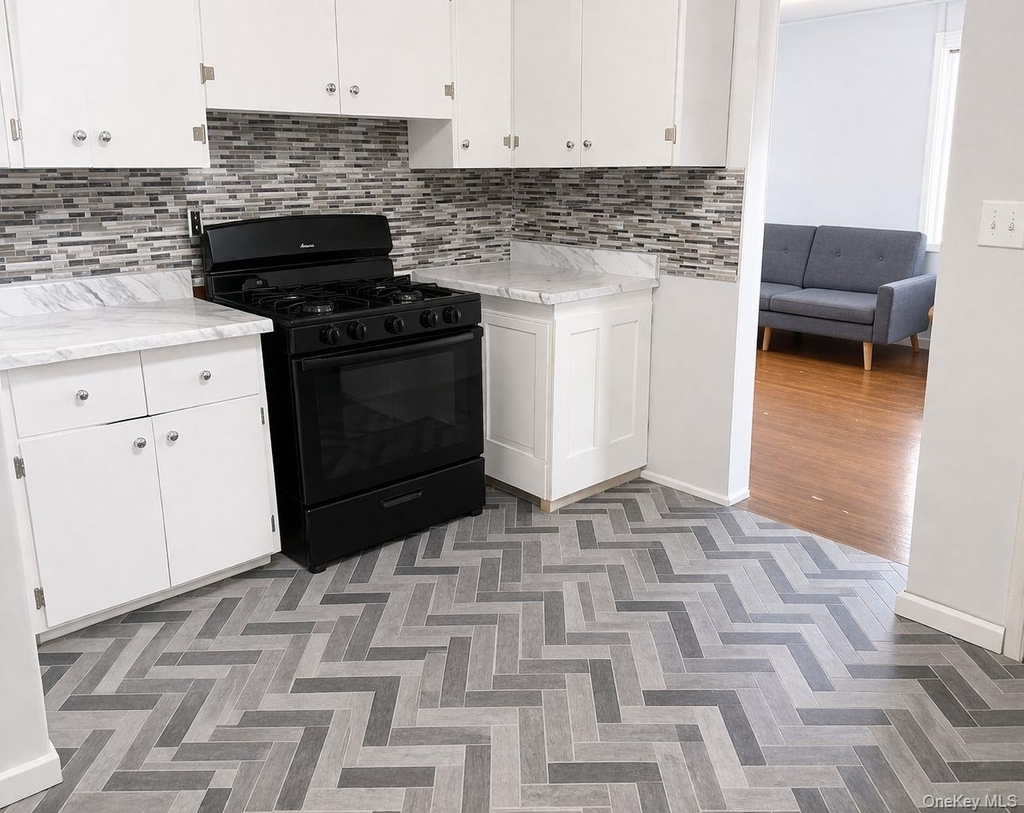 19 Lawrence Avenue - Photo 2