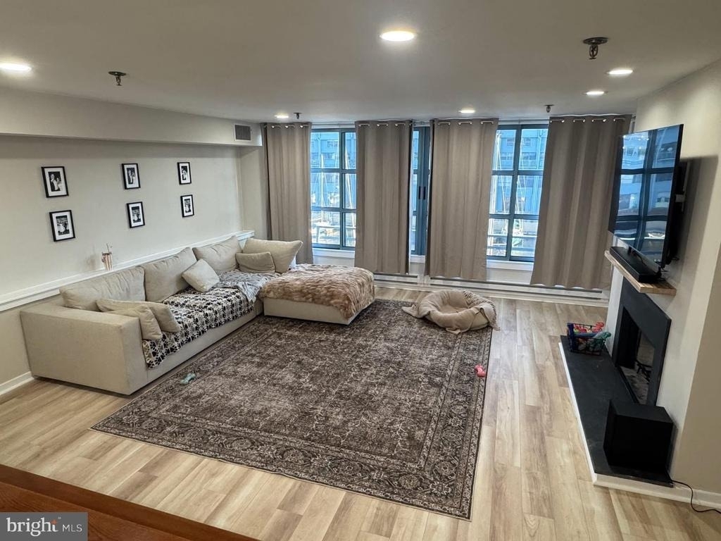 7 N Columbus Boulevard - Photo 1