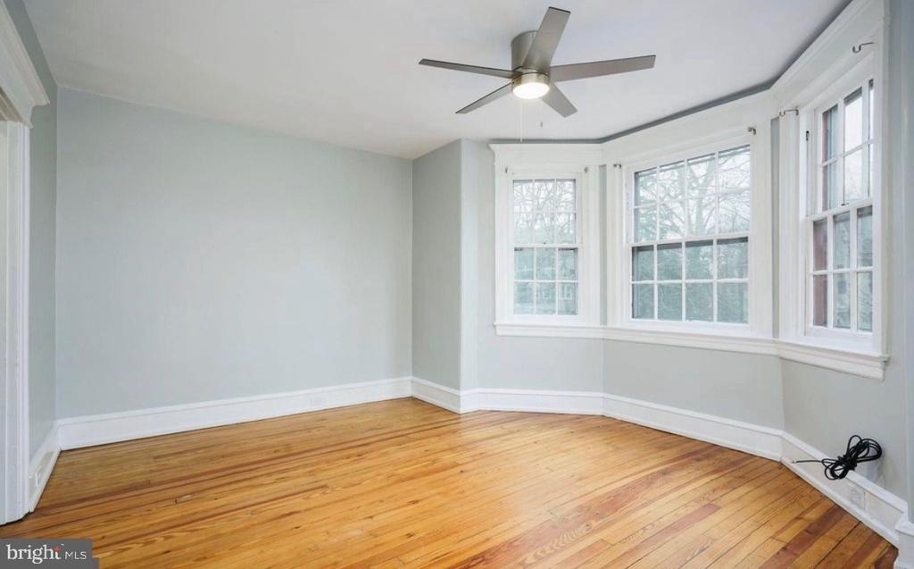 239 Kings Highway E - Photo 1