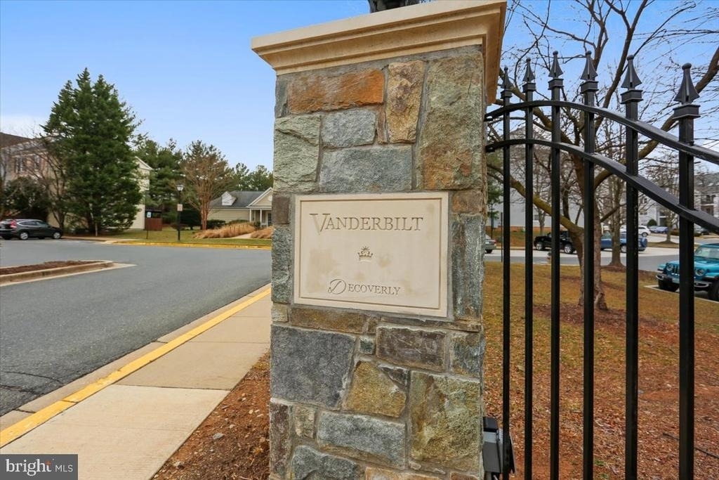 10010 Vanderbilt Circle - Photo 21