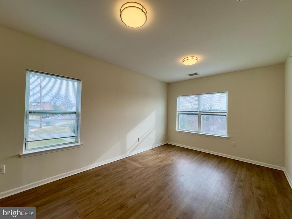 4909 Hamilton Avenue - Photo 2