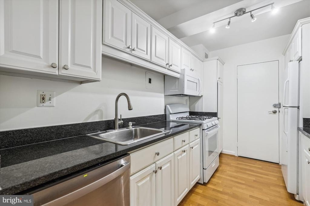 4201 Cathedral Avenue Nw - Photo 14
