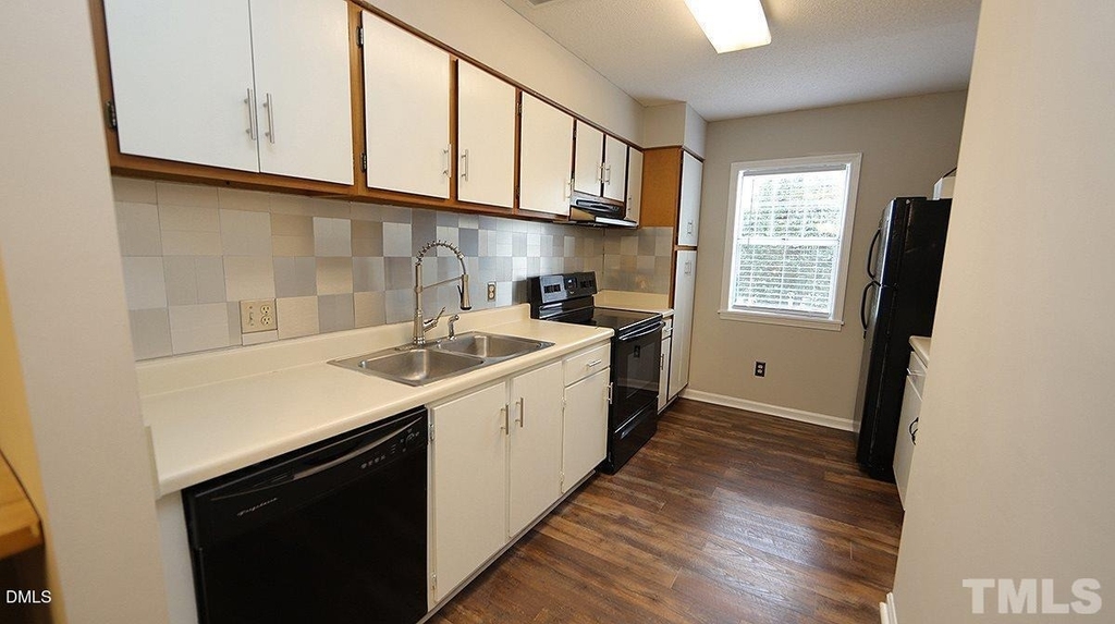131 Kingsbury Drive - Photo 3