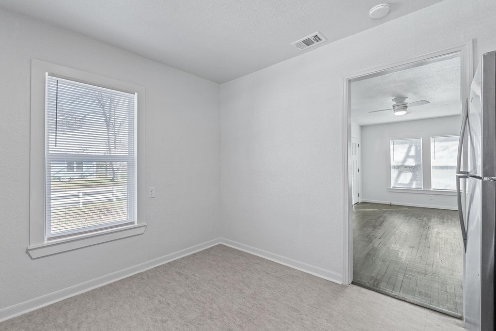 105 Riverside Dr - Photo 3
