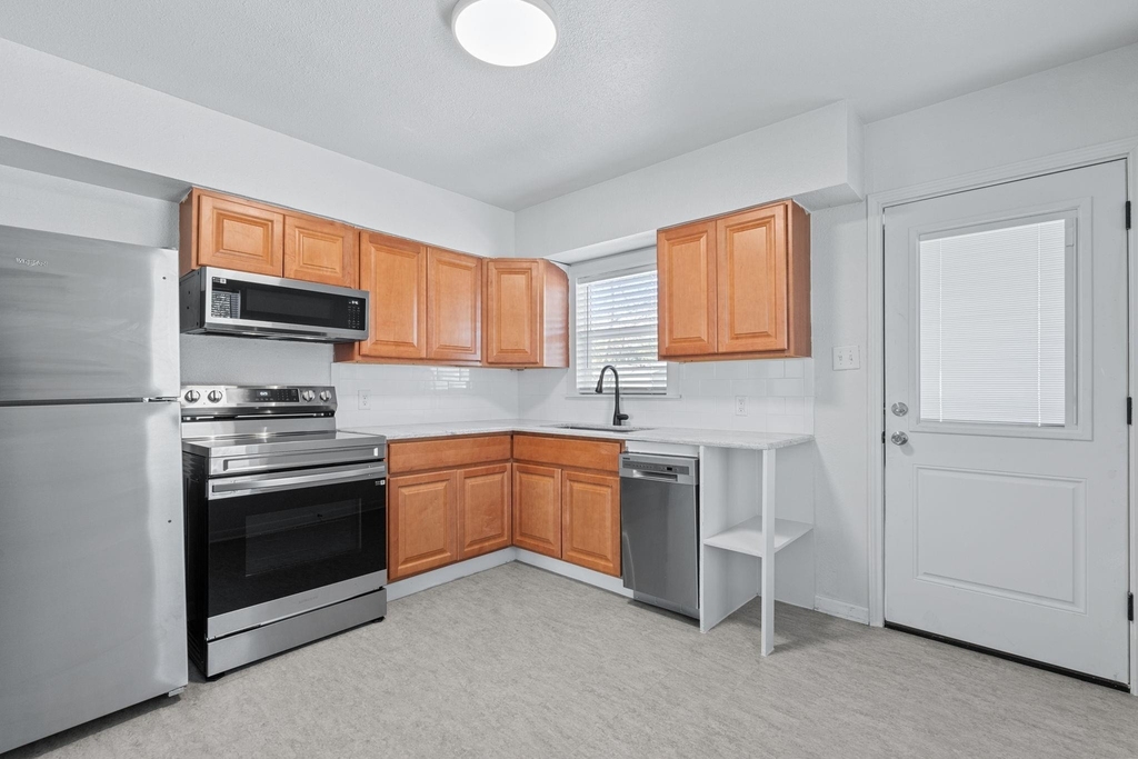 105 Riverside Dr - Photo 1
