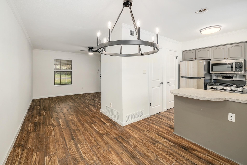 204 Northwest Dr - Photo 2
