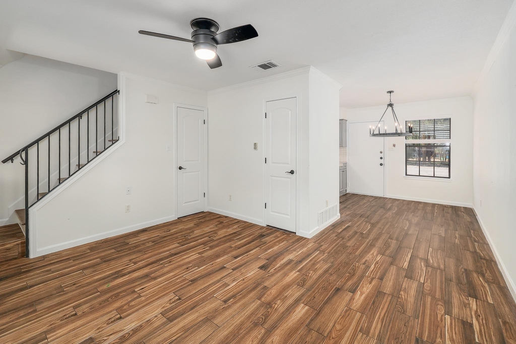 204 Northwest Dr - Photo 1