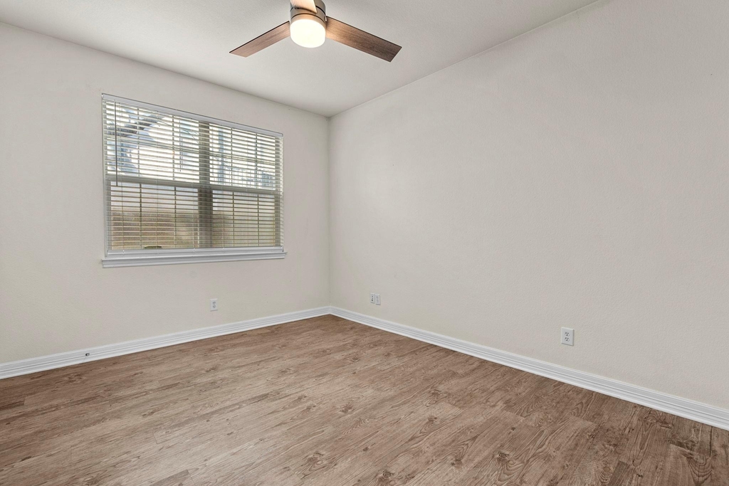 1100 W 25th St - Photo 35
