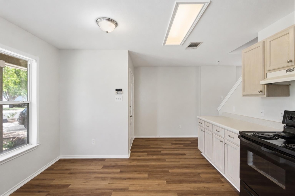 10316 Garbacz Dr - Photo 5