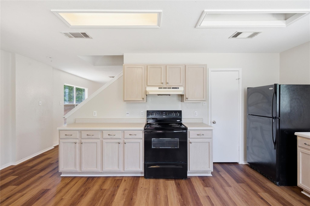 10316 Garbacz Dr - Photo 4