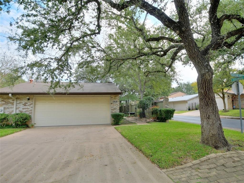 7919 Ridgeline Dr N - Photo 1
