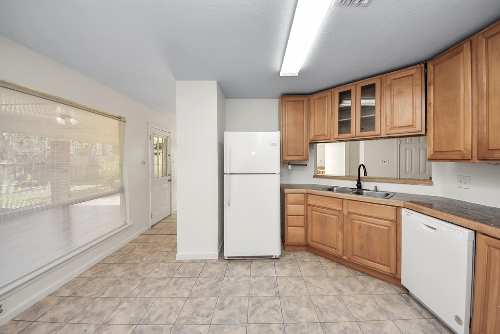 15614 Barbarossa Drive - Photo 2