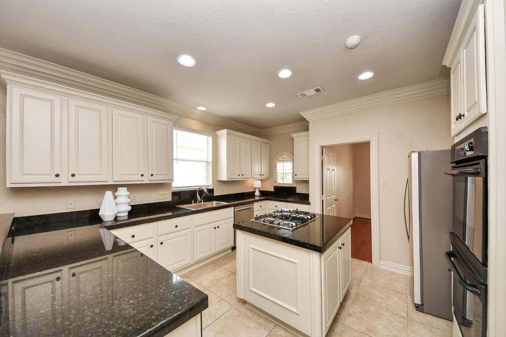 14207 Jade Cove Drive - Photo 3