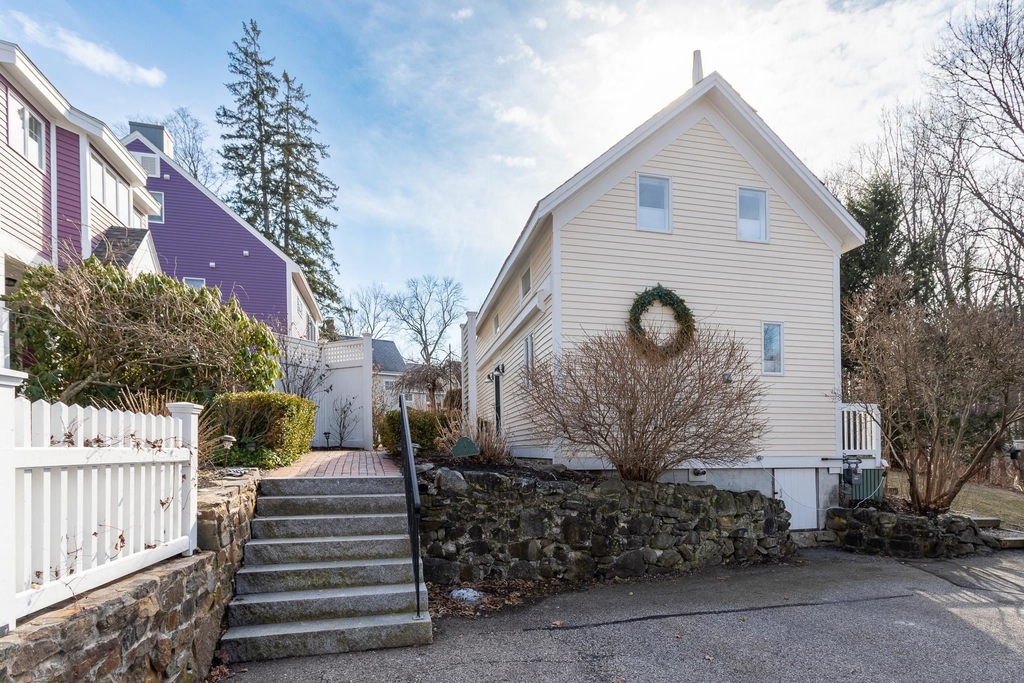 774 Middle - Photo 0