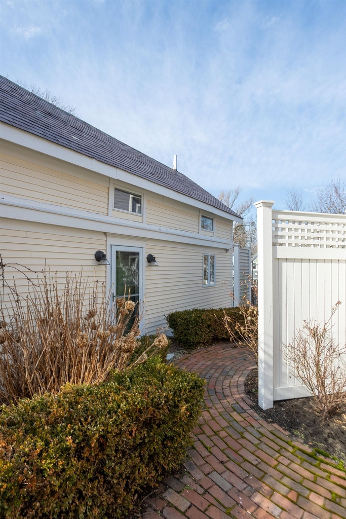 774 Middle - Photo 2