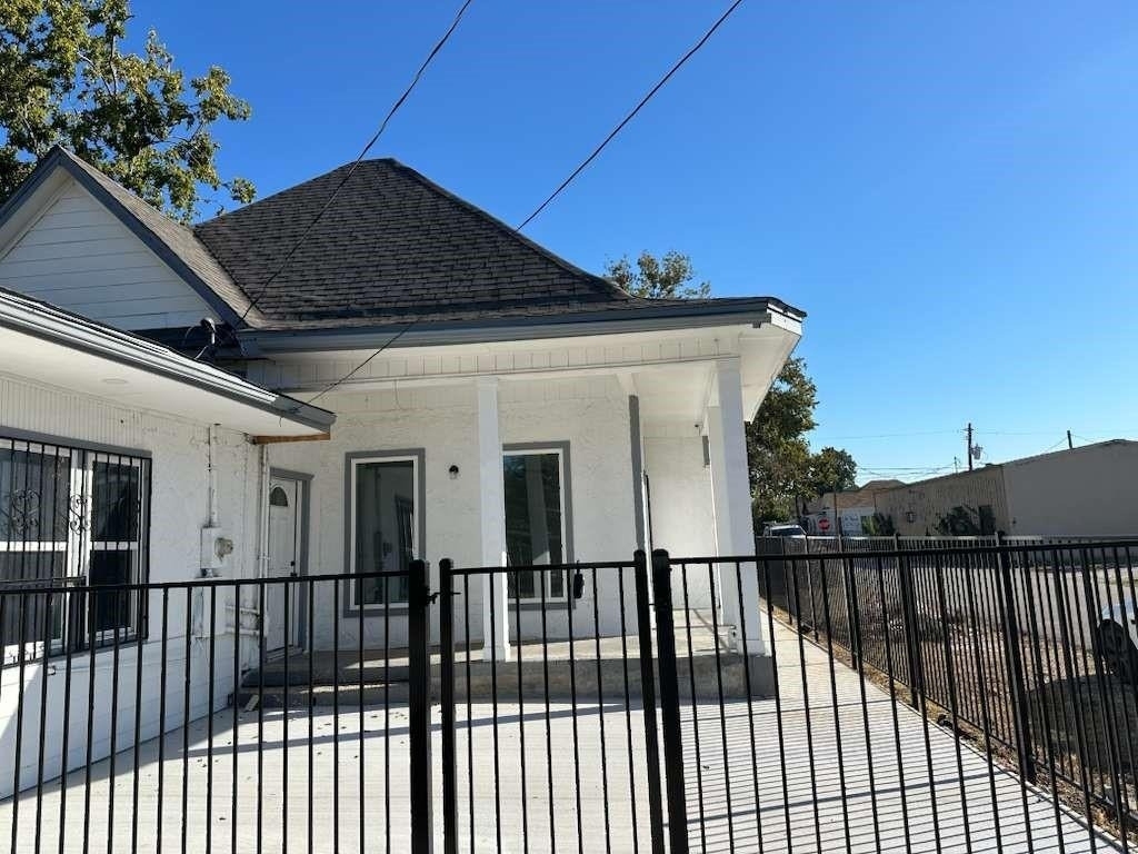 1912 Gentry Street - Photo 2