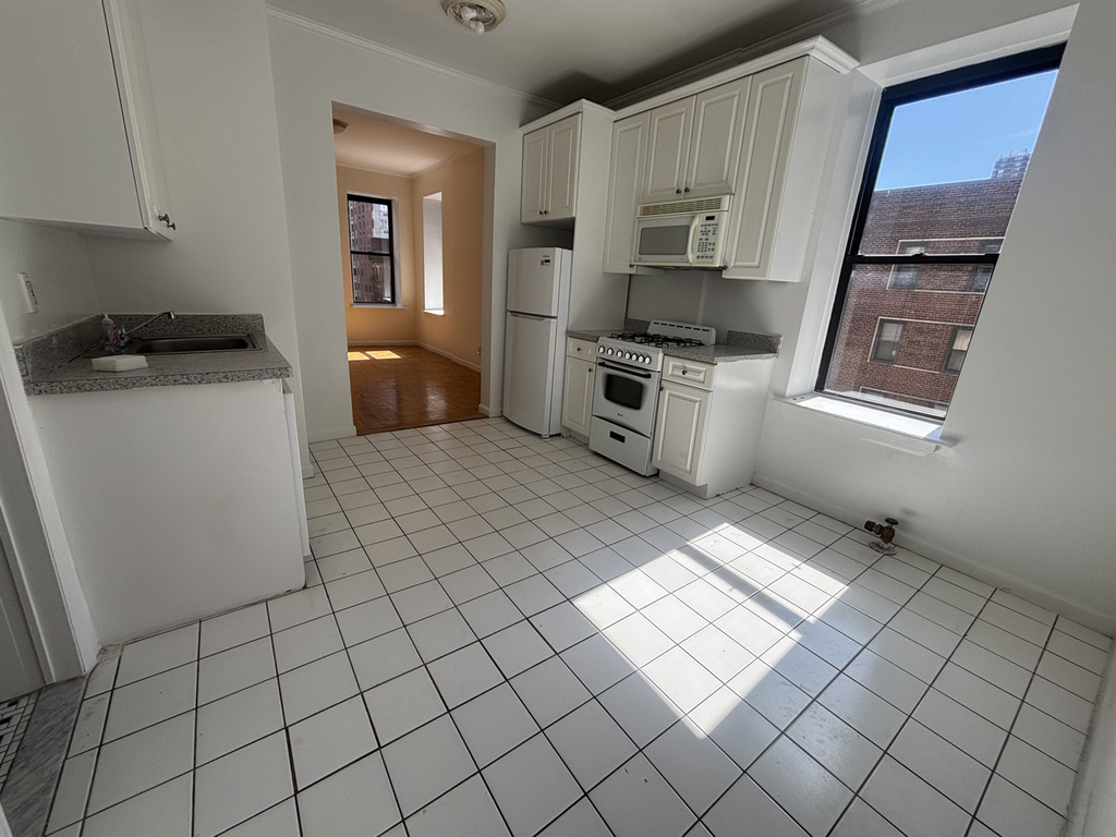 East 38th Street - Photo 7