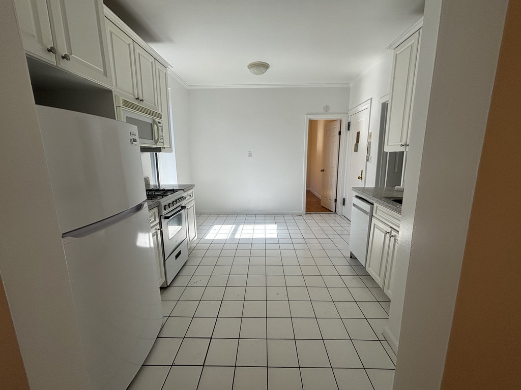 East 38th Street - Photo 6