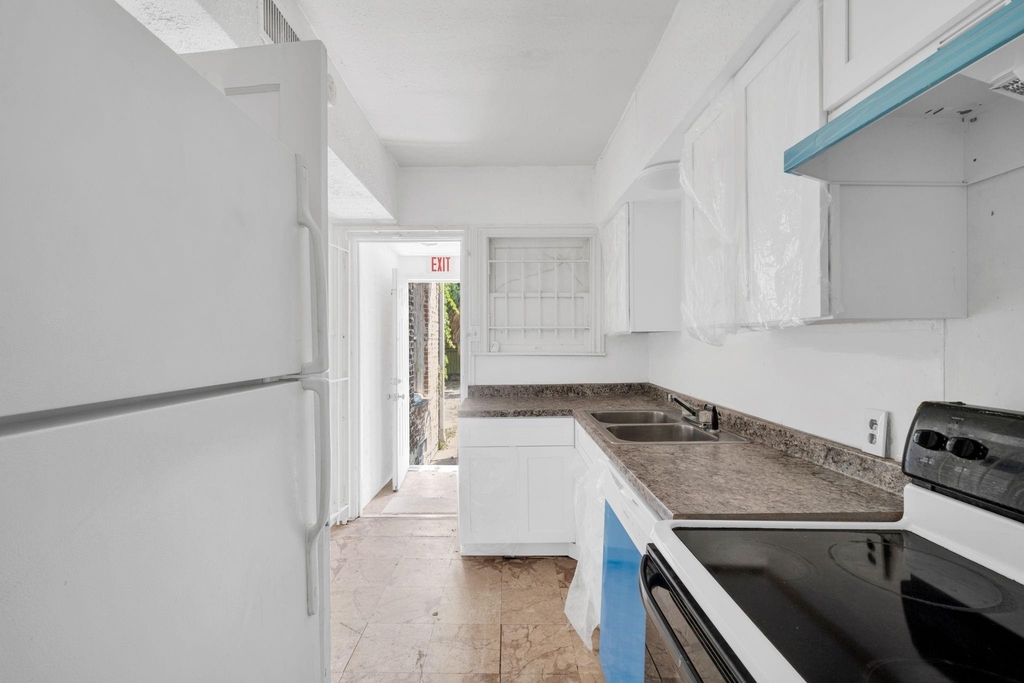 1939 Richmond Avenue - Photo 2