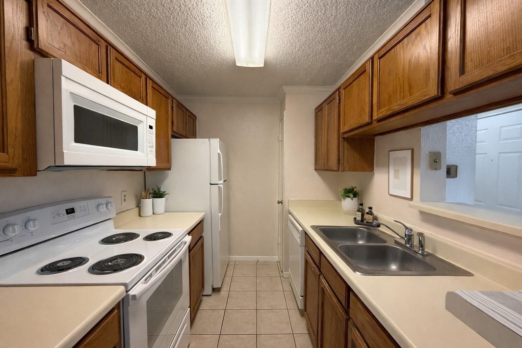2121 Hepburn Street - Photo 4