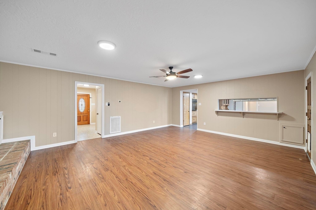1104 Hillcrest Drive - Photo 3