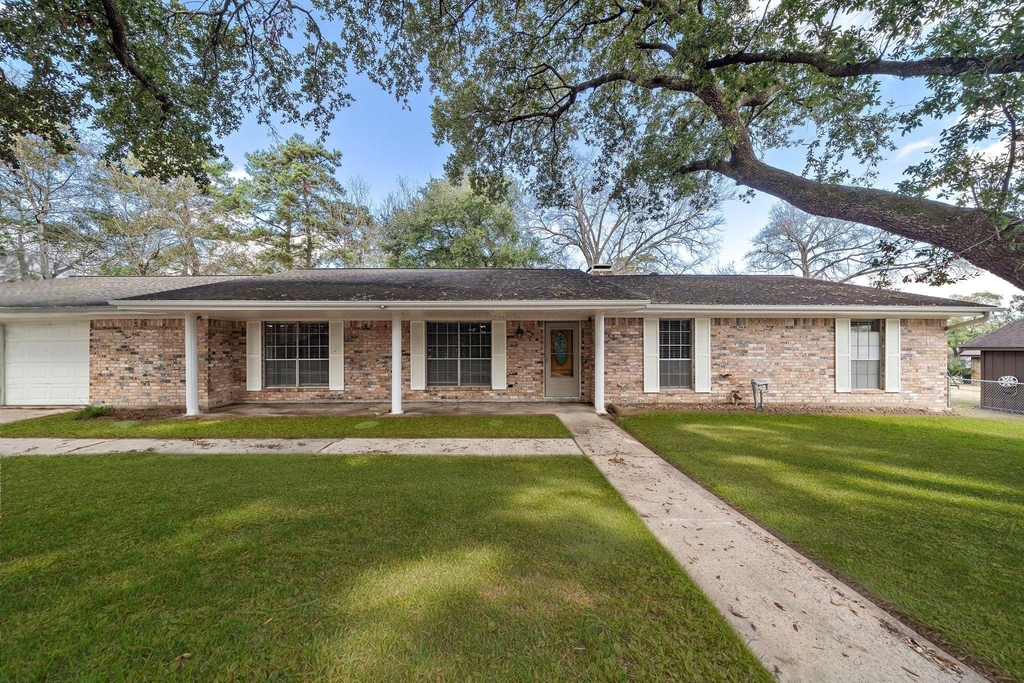 1104 Hillcrest Drive - Photo 0
