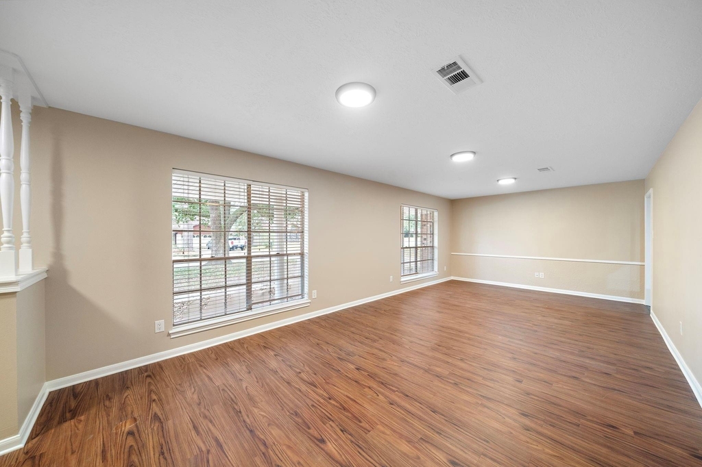 1104 Hillcrest Drive - Photo 2