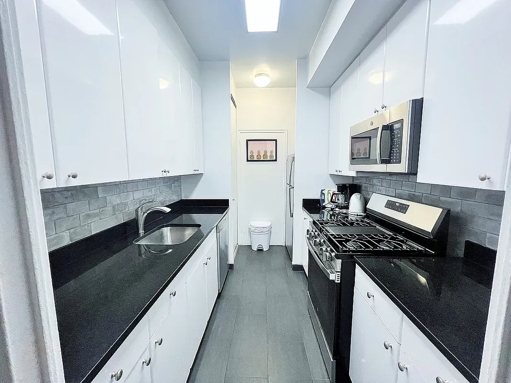 East 61st Street - Photo 5