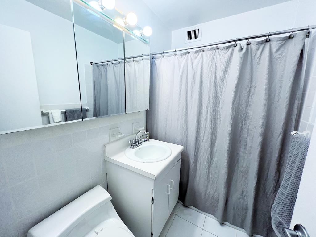 East 61st Street - Photo 6
