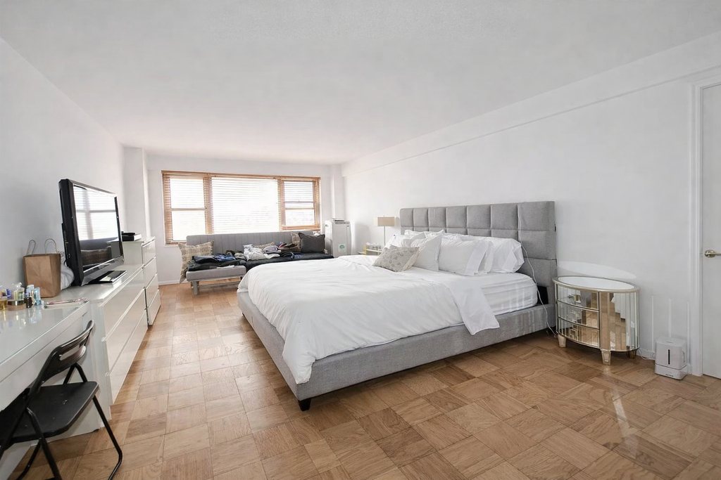 East 61st Street - Photo 8