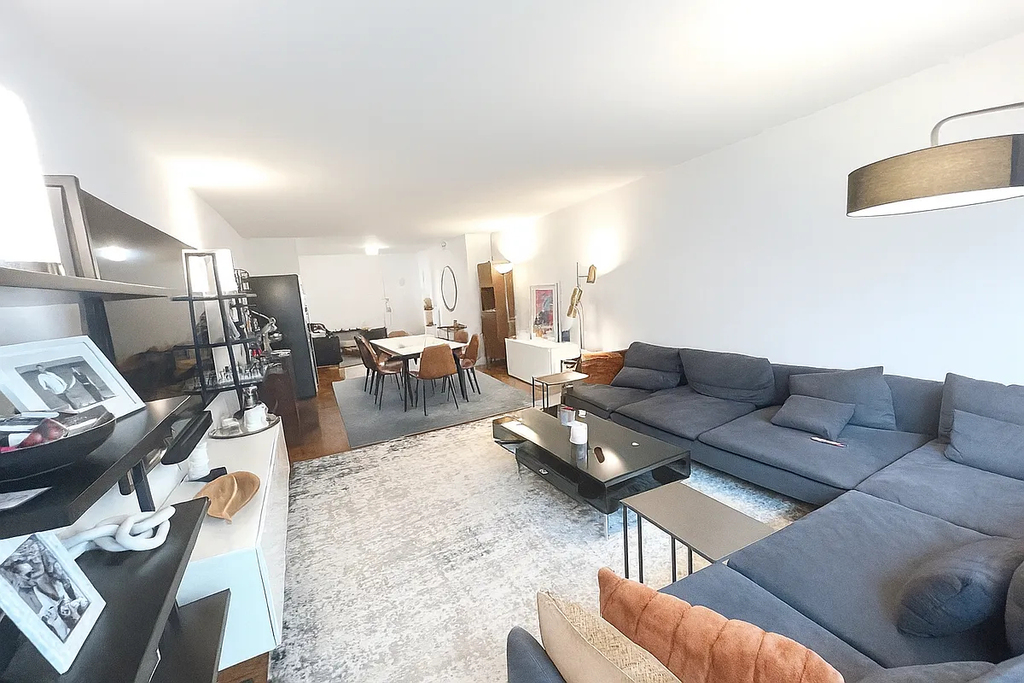 East 61st Street - Photo 2
