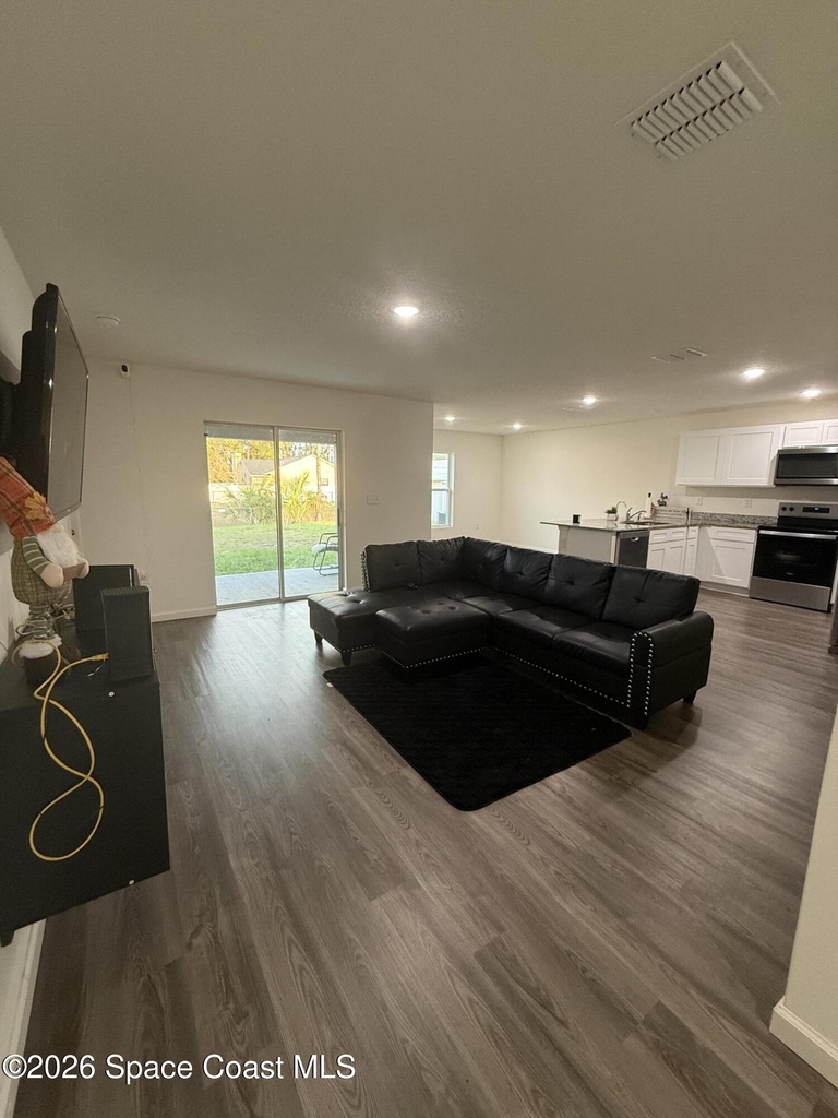 487 Wiltshire Avenue Sw - Photo 2