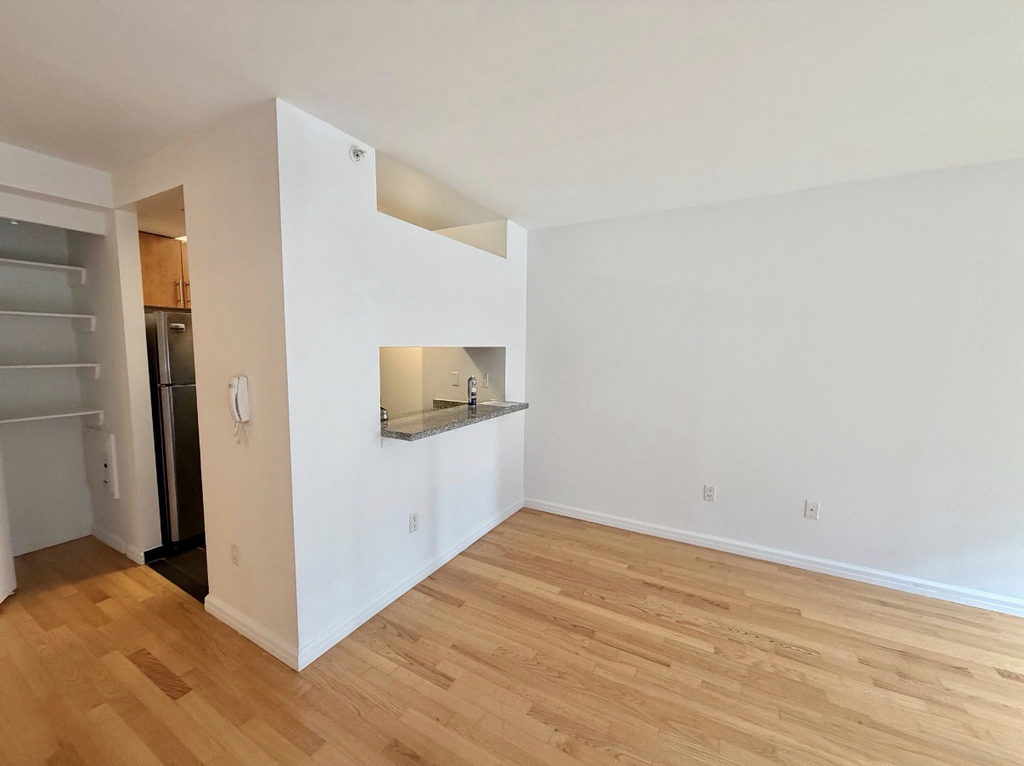 Maiden Ln - Photo 1
