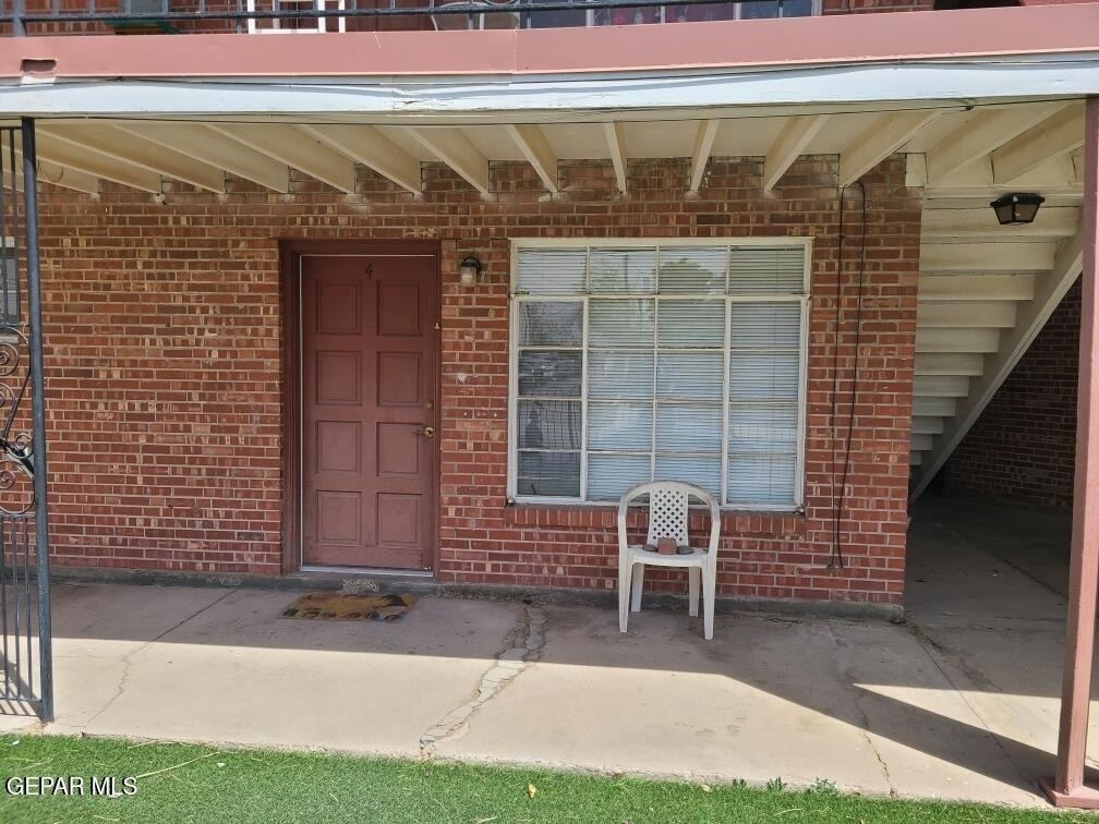 701 W Yandell Drive - Photo 0