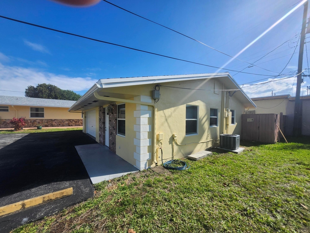 511 N 60th Way - Photo 1