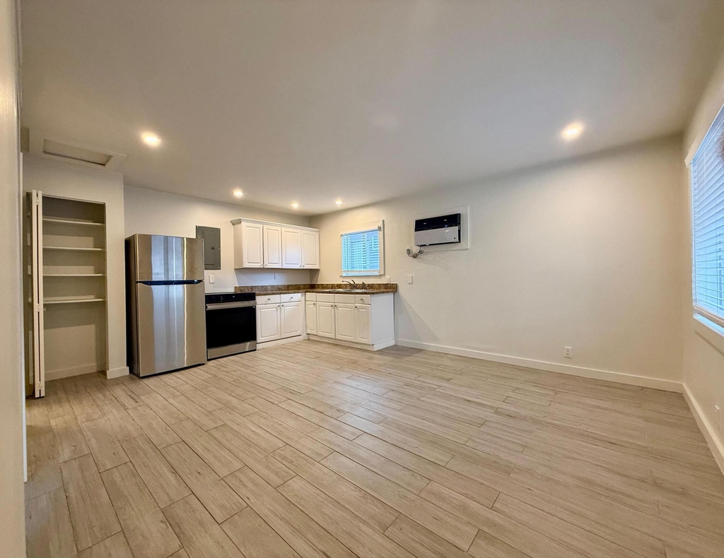 1215 Ne 17th Avenue - Photo 3