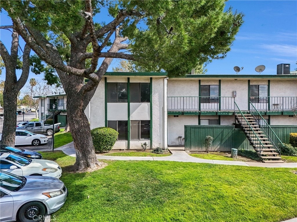 1735 E Washington - Photo 0
