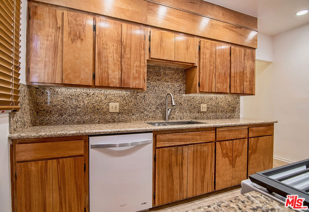 1071 S Cloverdale Avenue - Photo 22