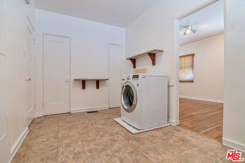 1071 S Cloverdale Avenue - Photo 39