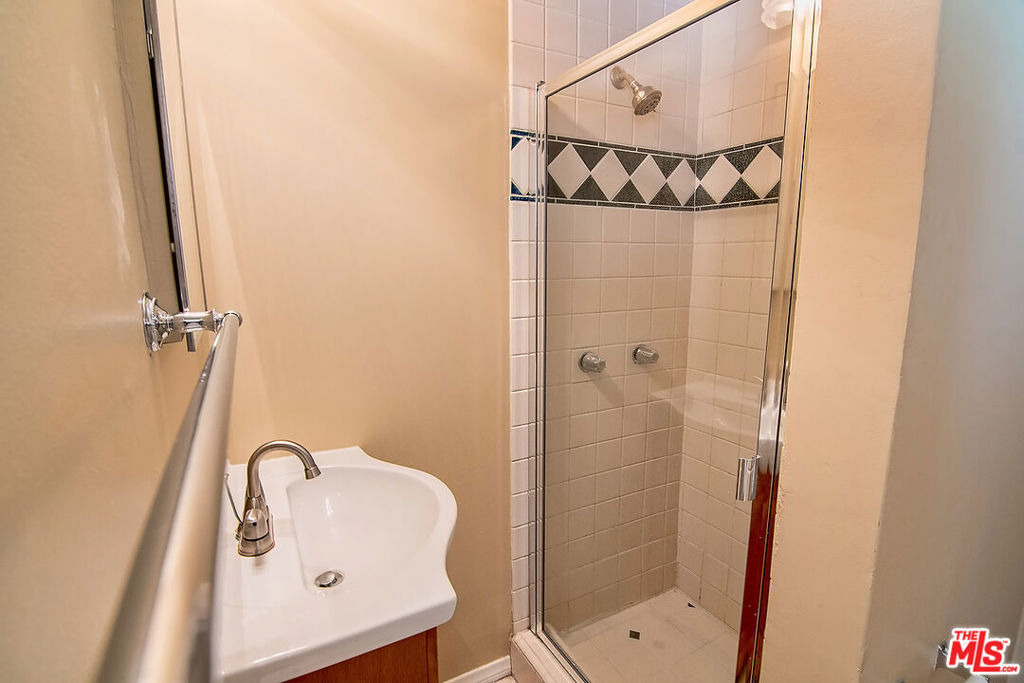 1071 S Cloverdale Avenue - Photo 44